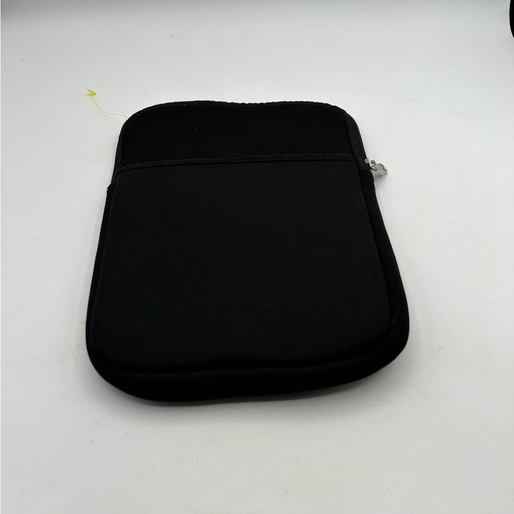 Warner Bros. Hogwarts Alumni Tablet Sleeve - Black and Gold with Hogwarts crest - Picture 2 of 5